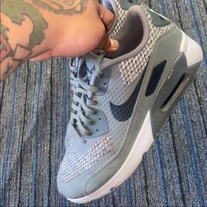 Nike Air max size 7y (2017)